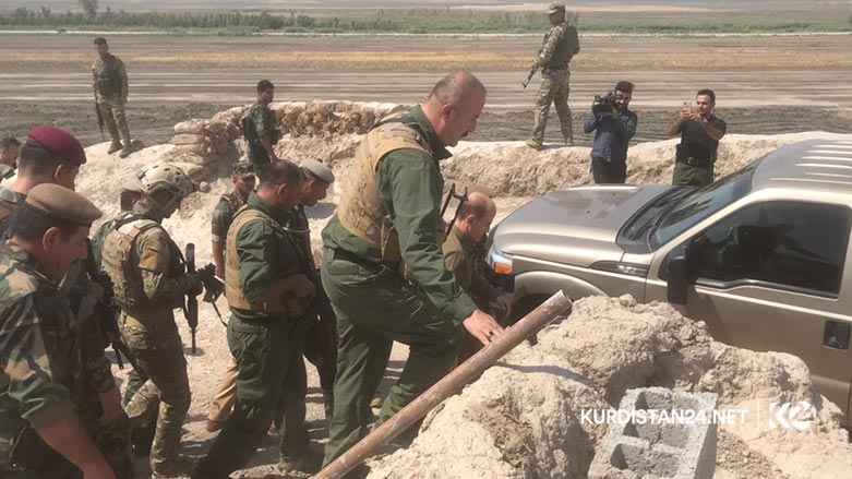 به‌ وێنه‌.. وه‌زیری پێشمه‌رگه‌ سه‌نگه‌ره‌كانی به‌رگری به‌سه‌ر كرده‌وه‌